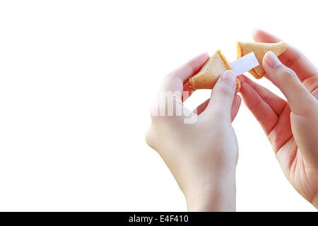 Womans mani aperte a Fortune Cookie | isolato Foto Stock