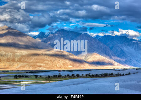 High Dynamic Range Immagine valley in Himalaya con dune di sabbia. Hunder, Valle di Nubra, Ladakh, India Foto Stock
