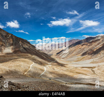 Valle himalayana paesaggio con road vicino Kunzum La pass - presumibilmente il più alto motorable passano nel mondo (5602 m), Ladakh Foto Stock