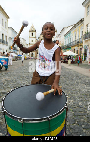 SALVADOR, Brasile - 15 ottobre 2013: il giovane brasiliano tambureggiante sorge su una piazza nel centro storico di Pelourinho. Foto Stock