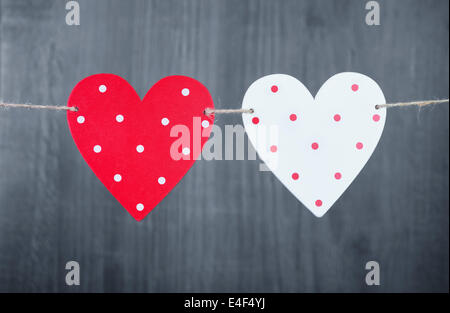 Il giorno di San Valentino cuori su vintage sfondo di legno come il giorno di San Valentino il simbolo Foto Stock