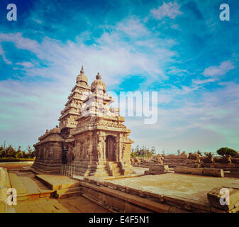 Vintage retrò hipster stile immagine di viaggio del famoso Tamil Nadu landmark - Tempio Shore, sito del patrimonio mondiale in Mahabalipuram Foto Stock