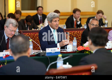 Pechino, Cina. 10 Luglio, 2014. Stati Uniti Il segretario di Stato John Kerry (C) parla durante il dialogo strategico del sesto round della Cina-STATI UNITI Strategico e il dialogo economico (S&ED) a Pechino, capitale della Cina, 10 luglio 2014. Credito: Pang Xinglei/Xinhua/Alamy Live News Foto Stock