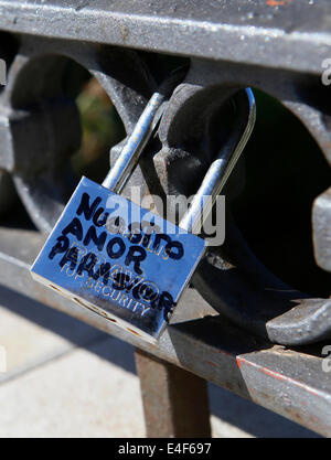 Lucchetto amore visto in un pont su un ponte in Palma de Maiorca, SPAGNA Foto Stock