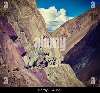 Vintage effetto retrò filtrata hipster stile immagine di viaggio della costruzione di strade in Himalaya. Ladakh, Jammu e Kashmir India Foto Stock