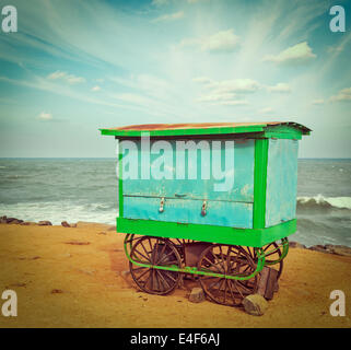 Vintage retrò hipster stile immagine di corsa del carrello sulla spiaggia. Il Tamil Nadu, India Foto Stock