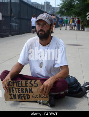 DETROIT, MI - 6 luglio: senzatetto veterano pause come egli implora per denaro in Detroit, MI su luglio 6, 2014 Foto Stock