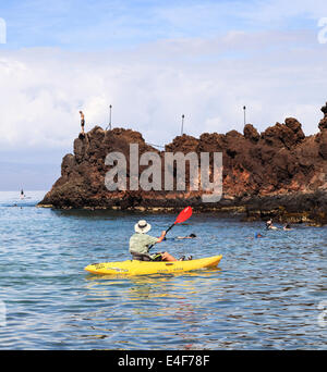 Kayaker, snorkeling e SUP da roccia nera alla spiaggia di Kaanapali di Maui Foto Stock