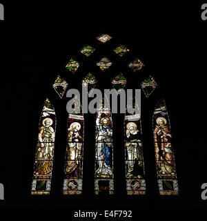 Le finestre di vetro macchiate sopra l'alter a Dornoch Cathedral, Sutherland, Scozia Foto Stock