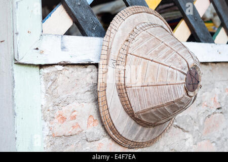 Vecchio cappello fatti a mano appeso alla parete vintage Foto Stock