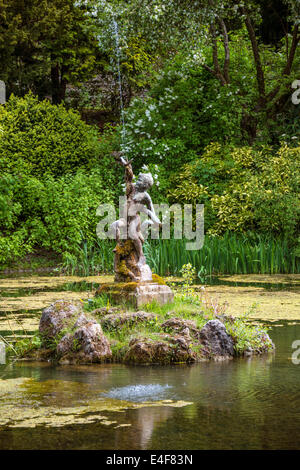 Lago di Koi e fontana, Thornbridge alle prese Hall, Derbyshire Foto Stock