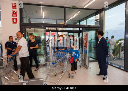 I clienti prima di immettere il nuovo supermercato Lidl a Puerto Santiago, nei pressi di Los Gigantes, Tenerife, Isole Canarie, Spagna. Foto Stock