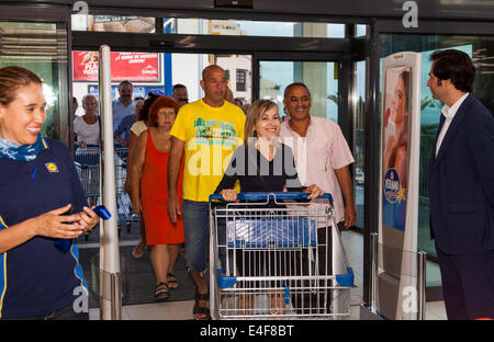 I clienti prima di immettere il nuovo supermercato Lidl a Puerto Santiago, nei pressi di Los Gigantes, Tenerife, Isole Canarie, Spagna. Foto Stock