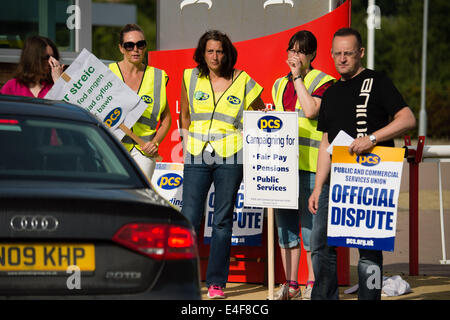 Aberystwyth, Wales, Regno Unito. Il 10 luglio 2014. I membri dei sindacati del settore pubblico di picchetti fuori Welsh uffici governativi in Aberystwyth Wales UK. Oltre un milione di membri del sindacato in tutto il Regno Unito sono tenuti a prendere azione industriale oggi oltre i loro crediti di retribuzione equa e giusta pensione Credito: keith morris/Alamy Live News Foto Stock