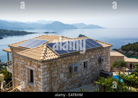 Pannelli solari sul tetto di casa a Sivota, Grecia. Foto Stock