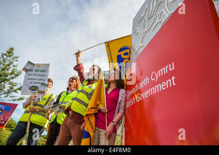 Aberystwyth, Wales, Regno Unito. Il 10 luglio 2014. I membri dei sindacati del settore pubblico di picchetti al di fuori degli uffici del governo gallese in Aberystwyth Wales UK. Oltre un milione di membri del sindacato in tutto il Regno Unito sono tenuti a prendere azione industriale oggi oltre le loro rivendicazioni per il giusto salario e dei diritti a pensione Credito: keith morris/Alamy Live News Foto Stock