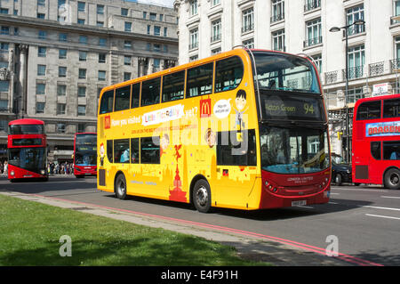 Un autobus azionati da London Regno è stato coperto con un annuncio pubblicitario per il Mc Donalds cartellone pubblicitario in Piccadilly Circus Foto Stock