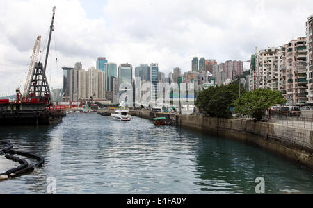 Si tratta di una foto del porto di la Causeway Bay di Hong Kong Island. Possiamo vedere le piattaforme e alcune navi e traghetti. Un sacco di Torri Foto Stock