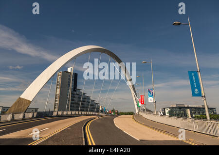 Clyde arc con giochi del Commonwealth banner sui lampioni, nessun popolo nel soleggiato condistions, Glasgow, Scotland, Regno Unito Foto Stock