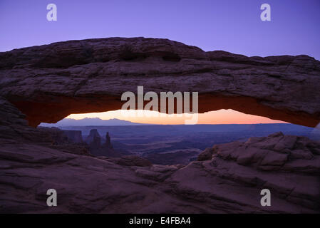 Mesa Arch prima dell'alba, isole nel cielo la sezione del Parco Nazionale di Canyonlands, Utah, Stati Uniti d'America Foto Stock