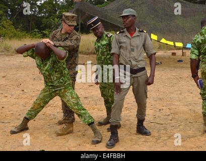 Un marine statunitense dimostra detenuto la manipolazione con soldati del Gabon e gendarmi dall'Agence Nationale des Parcs Nationaux Giugno 10, 2014 in Ivindo National Park, il Gabon. Foto Stock