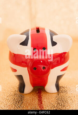 British piggybank su fondo oro Foto Stock