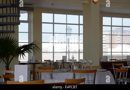 Interno del bar / ristorante alla fine del molo. Worthing. West Sussex. Inghilterra Foto Stock