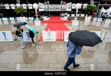 Karlovy Vary, Repubblica Ceca. 10 Luglio, 2014. Pioggia durante la 49th International Film Festival a Karlovy Vary Repubblica Ceca, lunedì, 10 luglio 2014. © Vit Simanek/CTK foto/Alamy Live News Foto Stock