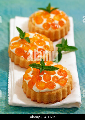 Pasticcini con formaggio e kumquat. Ricetta disponibile. Foto Stock