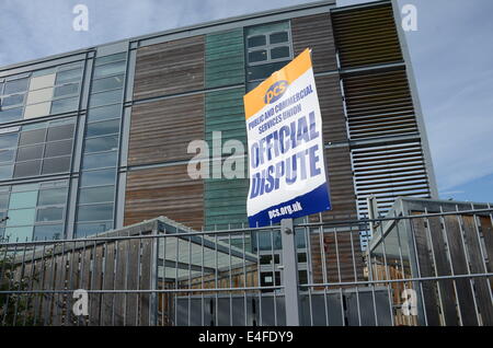 Aberystwyth, Wales, Regno Unito. 10 Luglio, 2014. I membri dei sindacati del settore pubblico di picchetti al di fuori del nuovo £ 8 m Welsh gli uffici governativi e i consigli di contea in Aberystwyth Wales UK. Oltre un milione di membri del sindacato in tutto il Regno Unito sono tenuti a prendere azione industriale oggi Credito: Andrew chittock/Alamy Live News Foto Stock