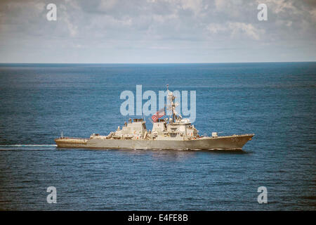 US Navy Arleigh Burke-class guidato-missile cacciatorpediniere USS John S. McCain in corso Luglio 7, 2014 nel Mare della Cina del Sud. Foto Stock