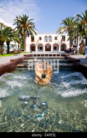 Le fontane di acqua sulla Plaza Espana di fronte al Municipio a Santa Eularia in Ibiza - Spagna Foto Stock