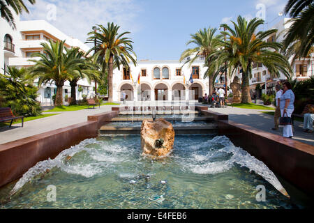 Le fontane di acqua sulla Plaza Espana di fronte al Municipio a Santa Eularia in Ibiza - Spagna Foto Stock