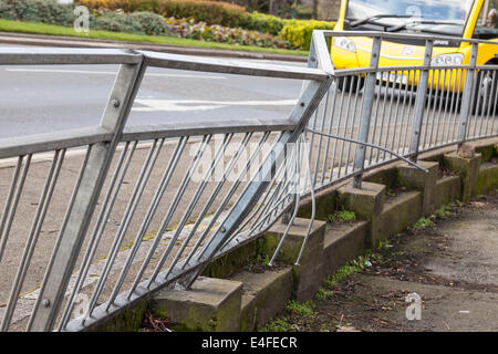 Danneggiato guardrailing tra la strada e la pavimentazione a seguito di una collisione, Nottingham, Inghilterra, Regno Unito Foto Stock