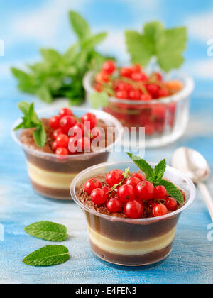 Mousse al cioccolato con mela e ribes rosso. Ricetta disponibile. Foto Stock