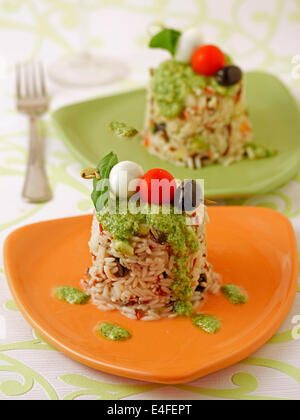 Tre risotti insalata con pesto. Ricetta disponibile. Foto Stock