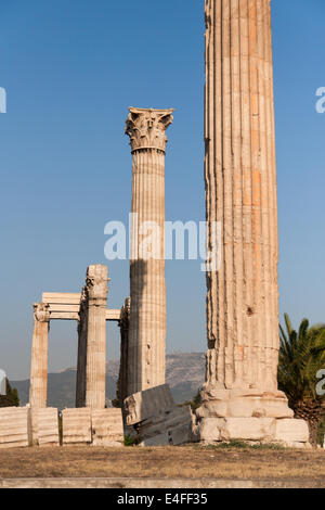 Colonne corinzie del Tempio di Zeus ad Atene, in Grecia. Foto Stock