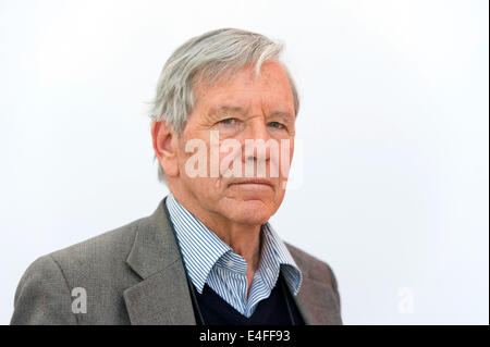 FILE - un file foto datata 14 marzo 2013 Mostra autore israeliano Amos Oz alla fiera del libro di Lipsia, in Germania. L'annuncio è stato fatto dalla fondazione fondata da autore Siegfried Lenz del 10 luglio 2014 che il primo Siegfried Lenz premio del valore di 50.000 euro è stato assegnato all'autore israeliano. Foto: MARC TIRL/dpa Foto Stock