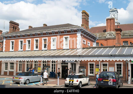 Royal Tunbridge Wells, la stazione ferroviaria Ovest Kent, England, Regno Unito Foto Stock