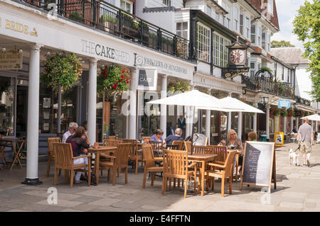 La gente seduta al di fuori del Cakeshed café in The Pantiles Royal Tunbridge Wells, West Kent, England, Regno Unito Foto Stock