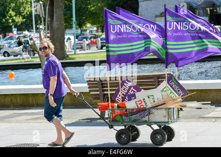 Plymouth Regno Unito. Il 10 luglio 2014. Centinaia di lavoratori del settore pubblico in Plymouth compresi gli alloggi degli ufficiali, collettori di rifiuti, Foto Stock