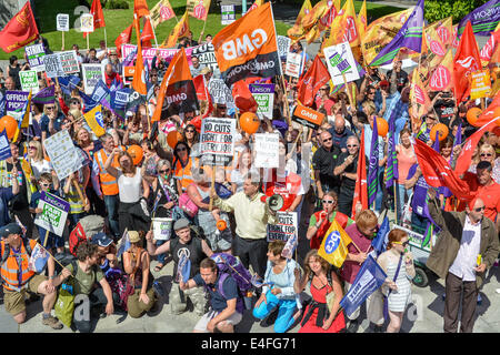 Plymouth Regno Unito. Il 10 luglio 2014. Centinaia di lavoratori del settore pubblico in Plymouth compresi gli alloggi degli ufficiali, collettori di rifiuti, Foto Stock