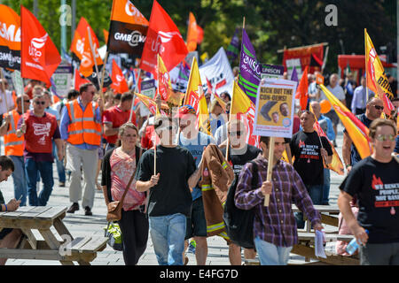 Plymouth Regno Unito. Il 10 luglio 2014. Centinaia di lavoratori del settore pubblico in Plymouth compresi gli alloggi degli ufficiali, collettori di rifiuti, Foto Stock