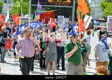 Plymouth Regno Unito. Il 10 luglio 2014. Centinaia di lavoratori del settore pubblico in Plymouth compresi gli alloggi degli ufficiali, collettori di rifiuti, Foto Stock