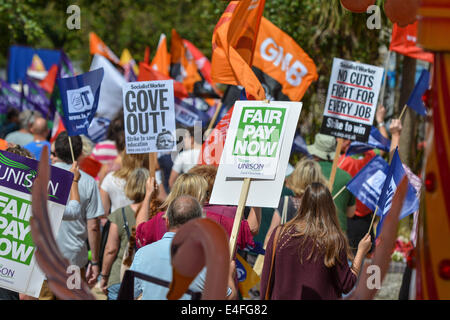 Plymouth Regno Unito. Il 10 luglio 2014. Centinaia di lavoratori del settore pubblico in Plymouth compresi gli alloggi degli ufficiali, collettori di rifiuti, Foto Stock