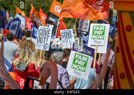 Plymouth Regno Unito. Il 10 luglio 2014. Centinaia di lavoratori del settore pubblico in Plymouth compresi gli alloggi degli ufficiali, collettori di rifiuti, Foto Stock