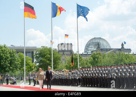 Berlino, Germania. 10 Luglio, 2014. Il cancelliere tedesco Angela Merkel riceve il primo ministro di Moldova Iurie Leanca con gli onori militari a Berlino, Germania, 10 luglio 2014. Foto: MAURIZIO GARMBARINI/dpa/Alamy Live News Foto Stock