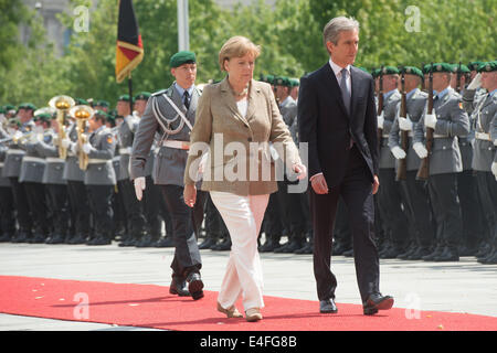 Berlino, Germania. 10 Luglio, 2014. Il cancelliere tedesco Angela Merkel riceve il primo ministro di Moldova Iurie Leanca con gli onori militari a Berlino, Germania, 10 luglio 2014. Foto: MAURIZIO GARMBARINI/dpa/Alamy Live News Foto Stock