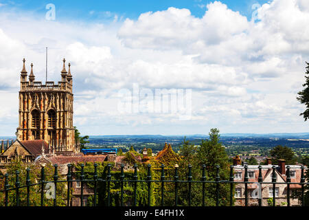 Il priorato di Chiesa di Santa Maria e San Michele. Great Malvern Priory, ora la chiesa parrocchiale della cittadina termale di Great Malvern, Inghilterra Foto Stock