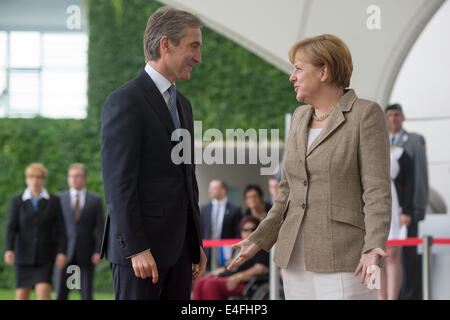 Berlino, Germania. 10 Luglio, 2014. Il cancelliere tedesco Angela Merkel riceve il primo ministro di Moldova Iurie Leanca con gli onori militari a Berlino, Germania, 10 luglio 2014. Foto: MAURIZIO GARMBARINI/dpa/Alamy Live News Foto Stock